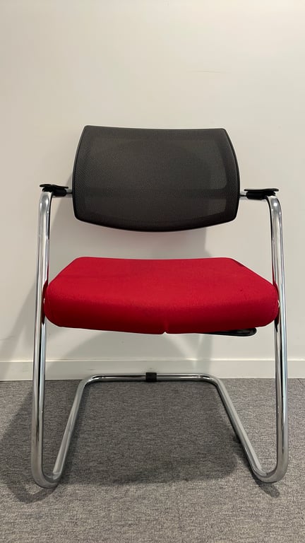 Chaise de réunion avec accoudoirs et dossier en résille, piètement luge