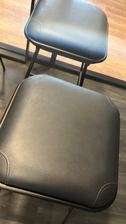 Tabouret haut en cuir et métal