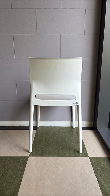 Chaise de cafétéria Bakhita en plastique blanc