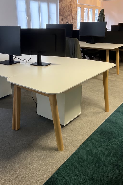 Bureau droit avec plateau blanc en mélaminé et pieds en bois