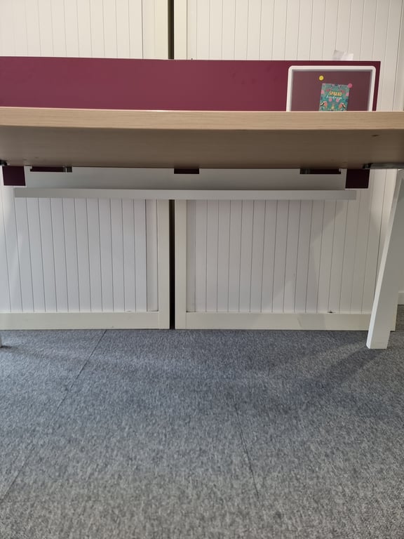 Bureau droit avec plateau en bois lightcreme et pieds en métal blanc