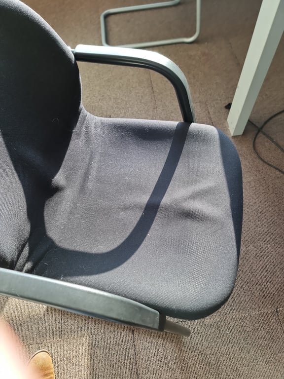 Chaise noire avec pieds luge et accoudoirs