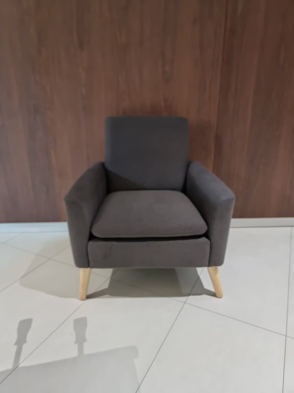 Fauteuil en tissu avec accoudoirs