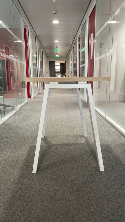Bureau droit - Plateau en bois et pieds en métal