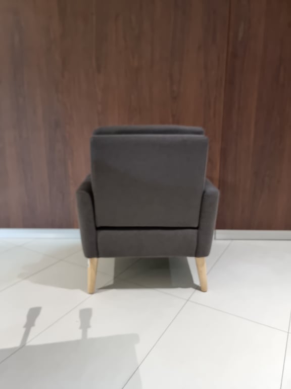 Fauteuil en tissu avec accoudoirs