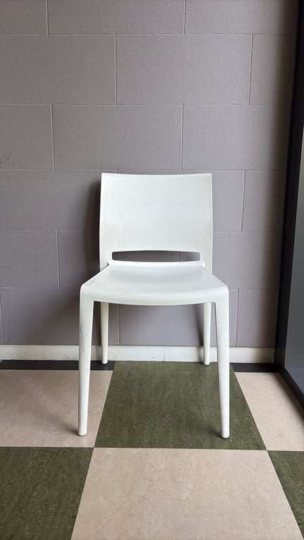 Chaise de cafétéria Bakhita en plastique blanc