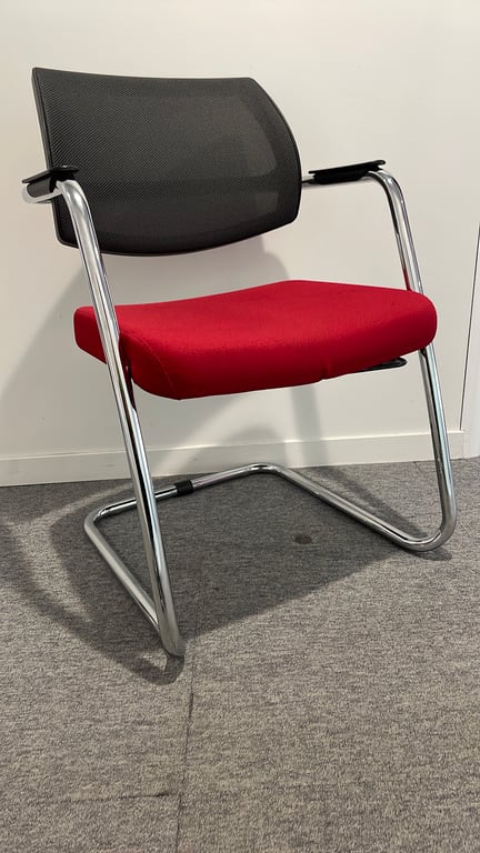 Chaise de réunion avec accoudoirs et dossier en résille, piètement luge