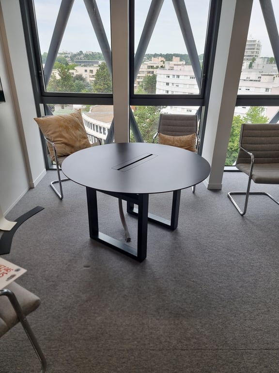 Table de réunion ronde avec accès facile