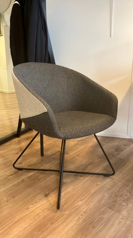 Chaise de réunion grise avec accoudoirs