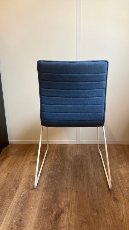 Chaise d'accueil en tissu Fun Blue avec piètement luge
