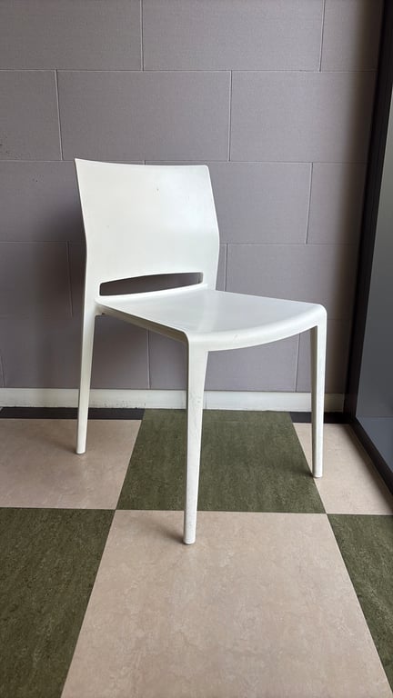 Chaise de cafétéria Bakhita en plastique blanc