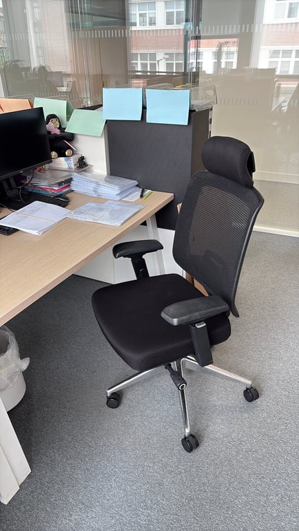 Fauteuil de bureau avec têtière et roulettes