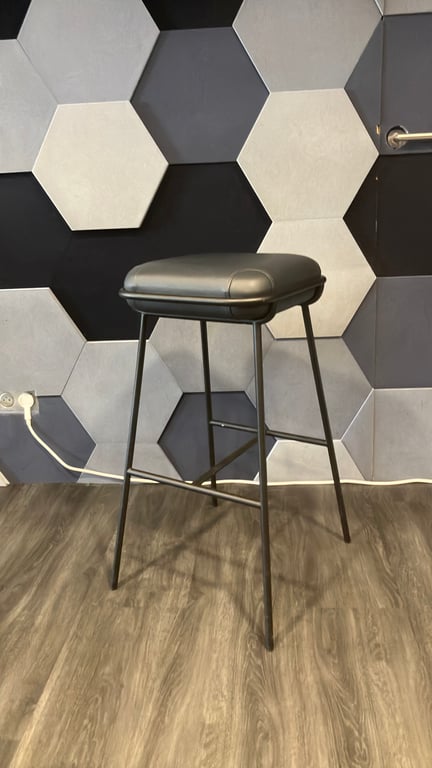 Tabouret haut en cuir et métal