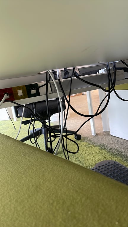 Bureau droit en mélaminé avec cloison intégrée