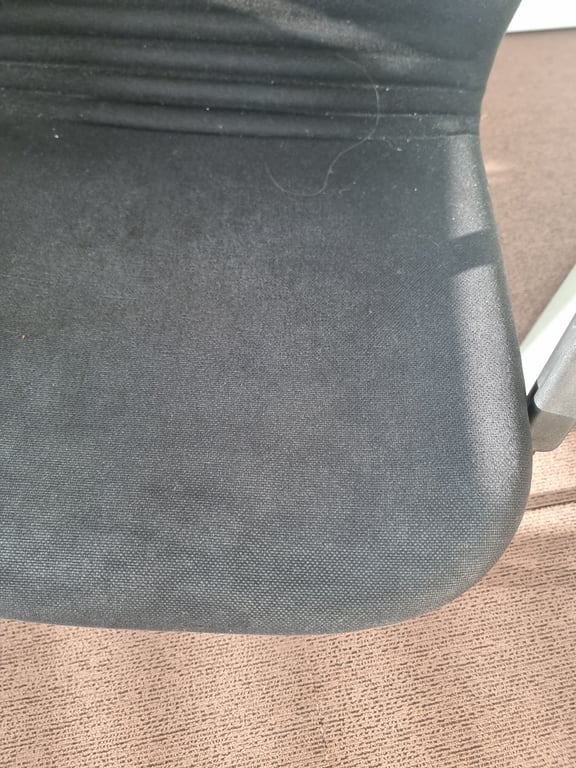 Chaise noire avec pieds luge et accoudoirs
