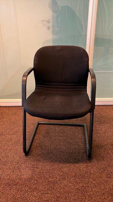 Chaise noire avec pieds luge et accoudoirs