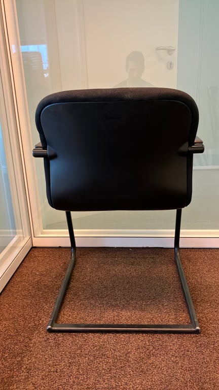 Chaise noire avec pieds luge et accoudoirs