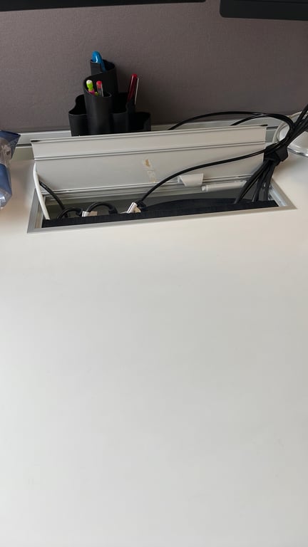 Bureau droit en mélaminé avec cloison intégrée