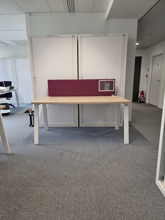 Bureau droit avec plateau en bois lightcreme et pieds en métal blanc
