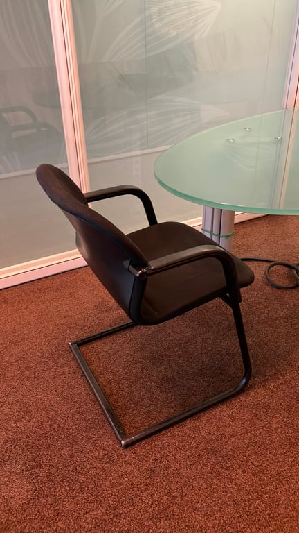 Chaise noire avec pieds luge et accoudoirs