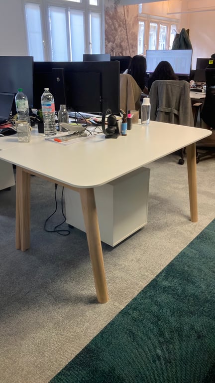 Bureau droit avec plateau blanc en mélaminé et pieds en bois