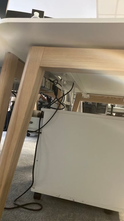 Bureau droit avec plateau blanc en mélaminé et pieds en bois