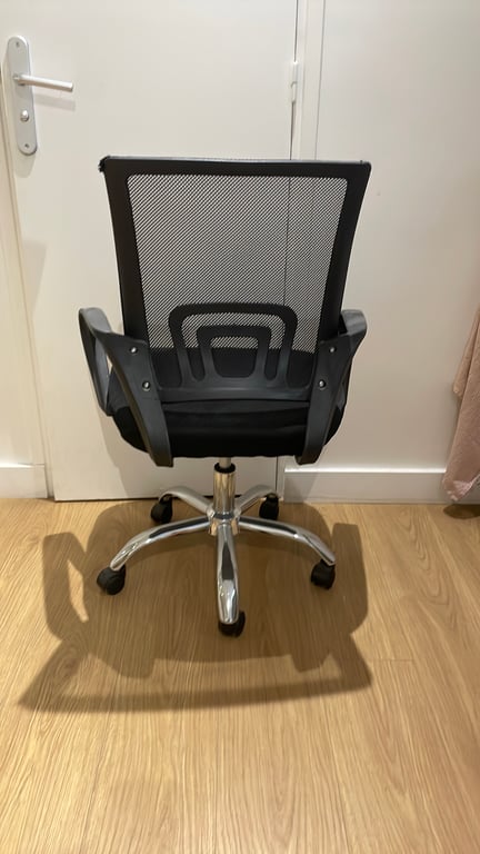 Fauteuil de bureau avec roulettes et dossier en résille