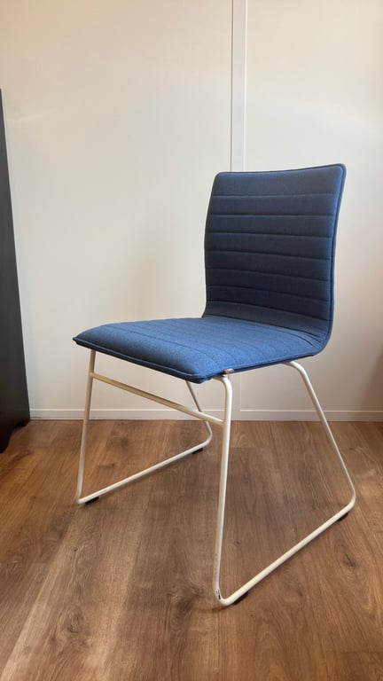 Chaise d'accueil en tissu Fun Blue avec piètement luge