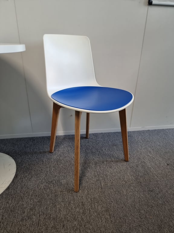 Chaise de réunion Lottus avec dossier et assise en plastique et tissu