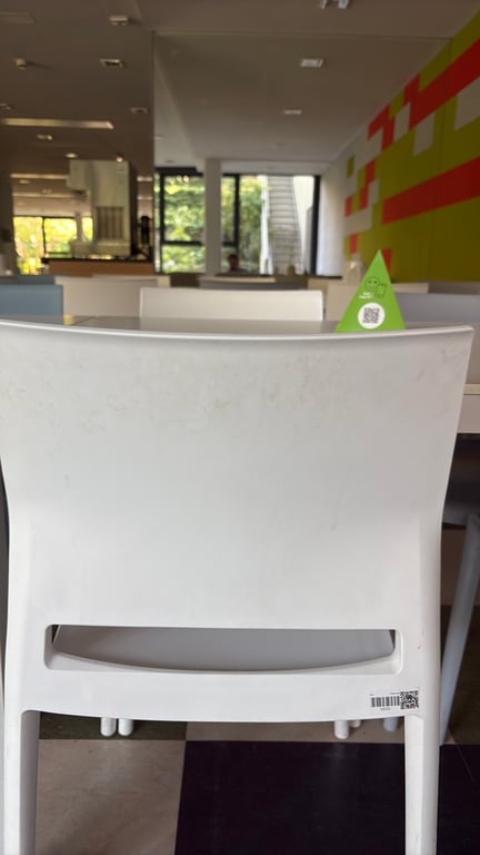 Chaise de cafétéria Bakhita en plastique blanc