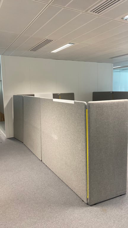 Cloison en tissu gris clair