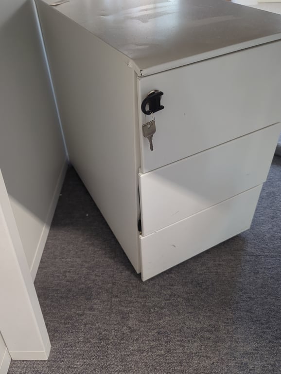 Caisson en métal blanc avec roulettes et fermeture à clé