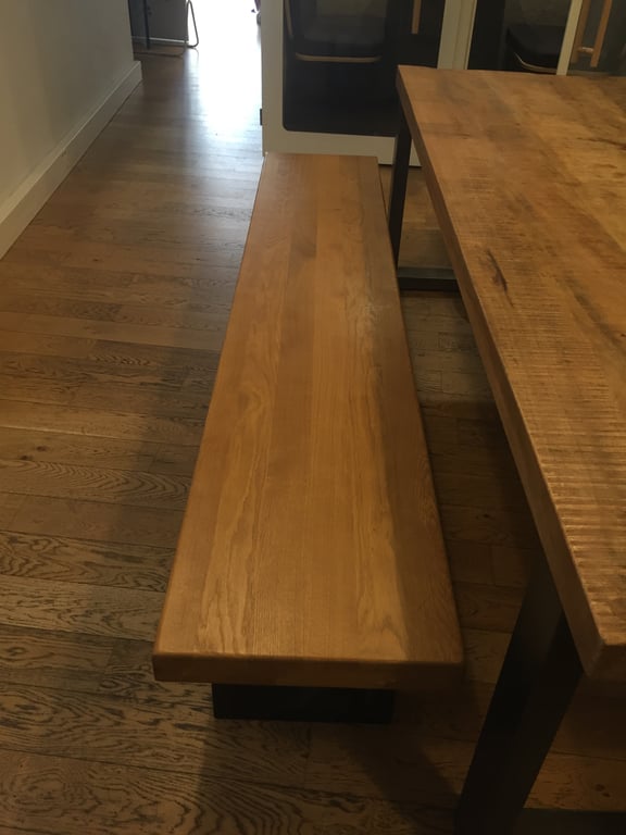 Banc en bois et métal avec pieds noirs