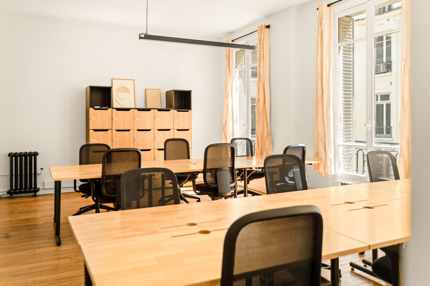 Bureau opéré rue Réaumur avec mobilier reconditionné – Redesk