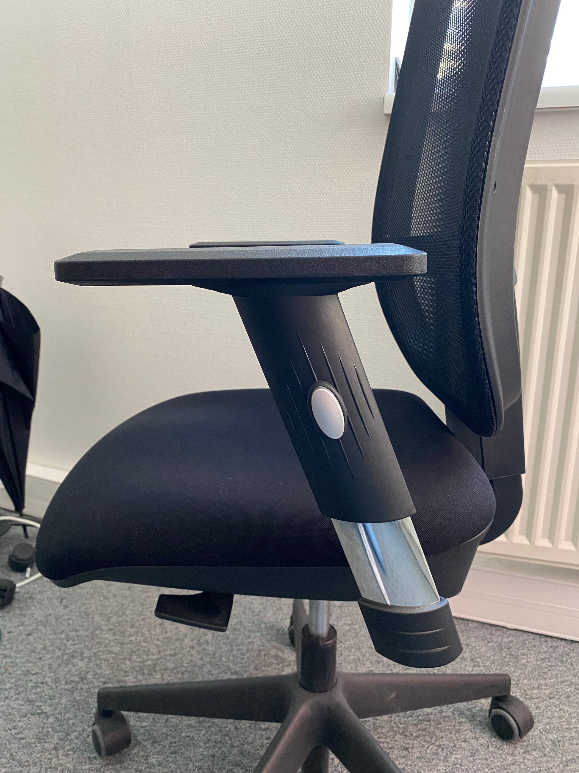 Assise de bureau avec accoudoirs noirs en plastique d'occasion