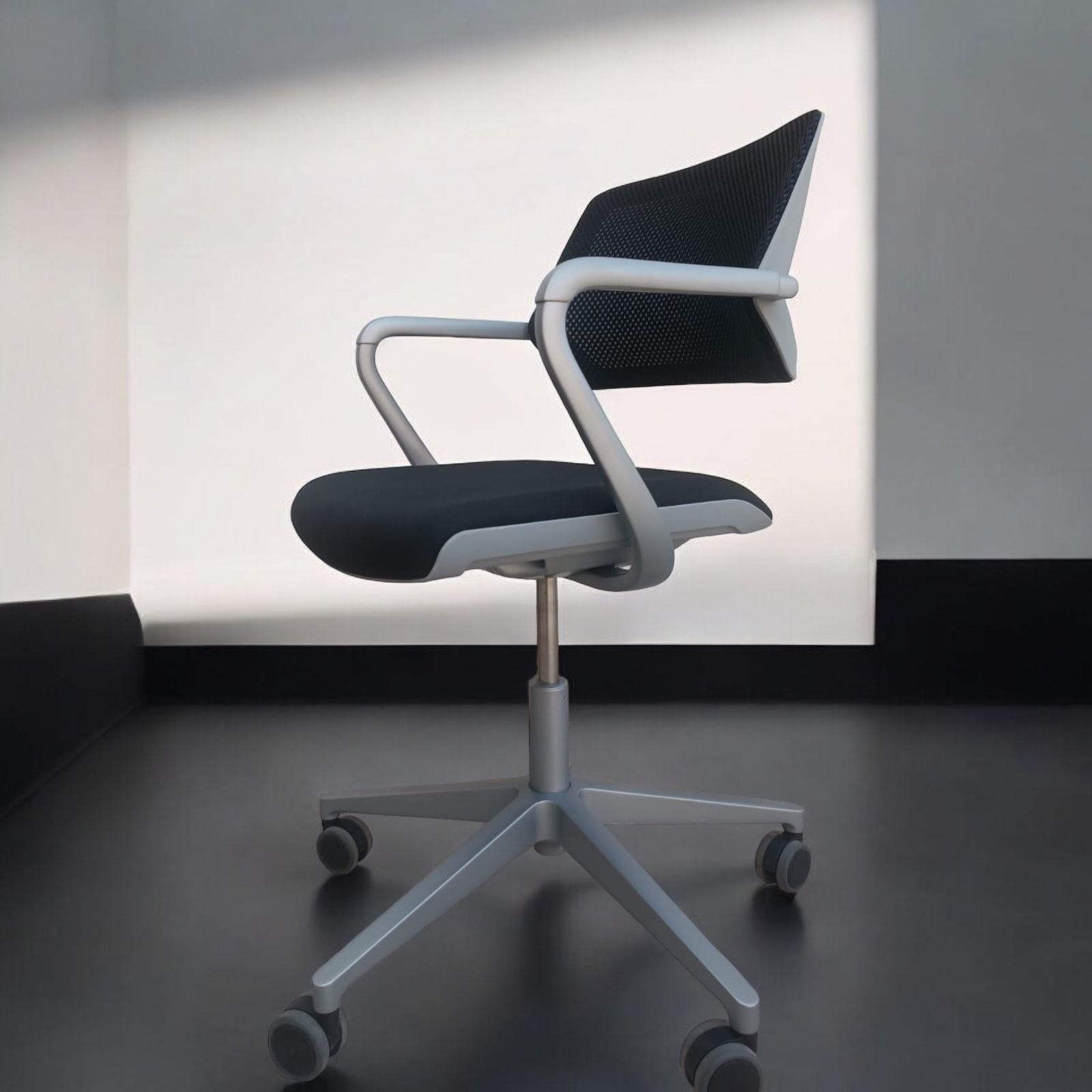 Assise de bureau seconde main avec structure grise et assise noire.