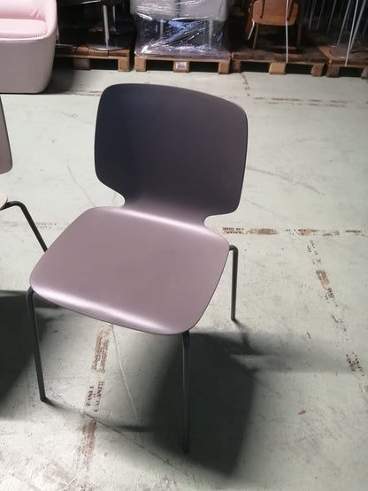 Chaise sans accoudoirs en plastique marron