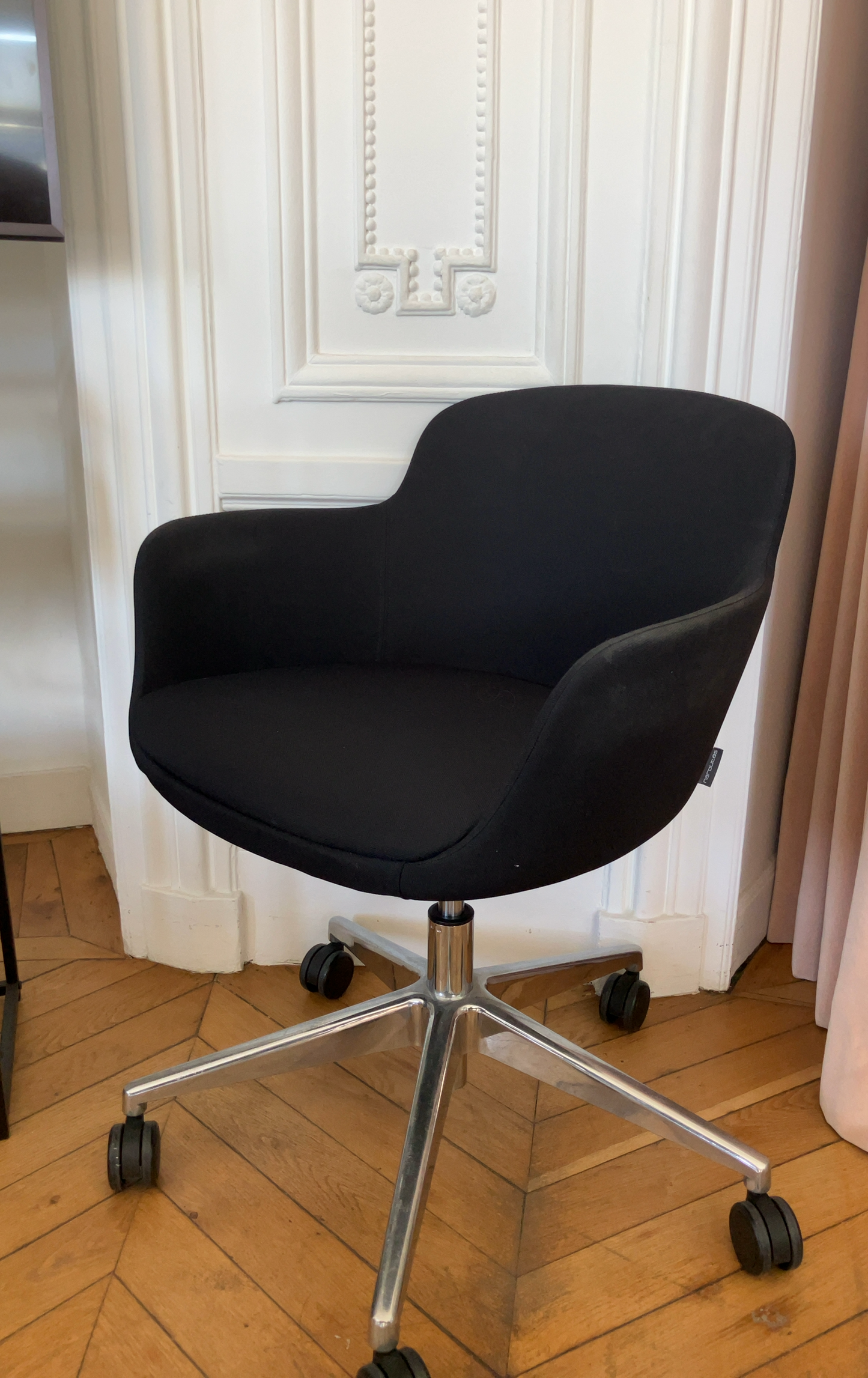 Chaise Narbutas en Tissu Noir