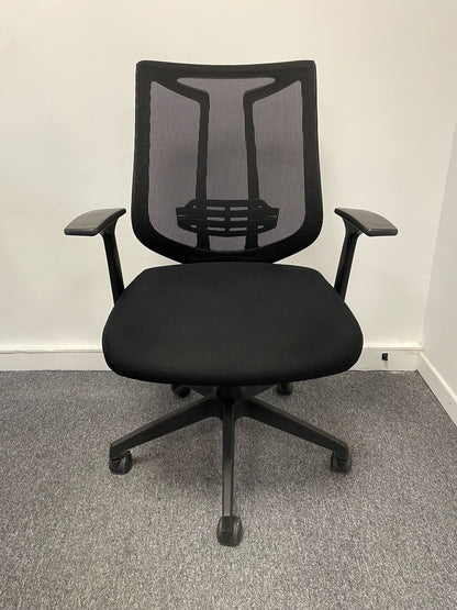 Assise de bureau pivotante reconditionnée avec dossier en maille respirante.