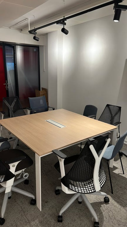 Table de réunion rectangulaire en bois et métal