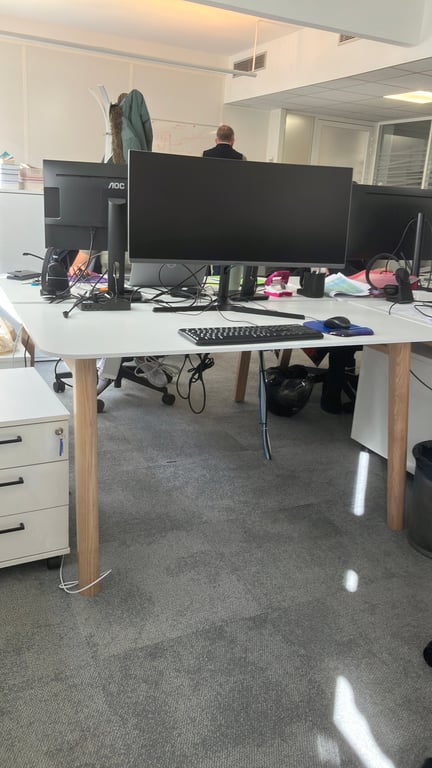 Bureau multiposte modèle 144x140