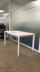 Bureau droit avec cloison intégrée