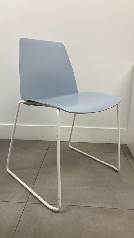Chaise de cafétéria bleu clair en plastique
