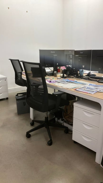 Fauteuil de bureau noir avec roulettes et dossier résille