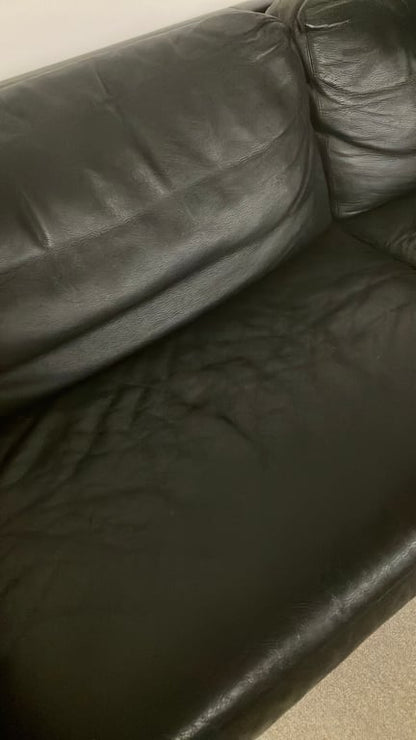 Canapé noir rectangulaire avec accoudoirs