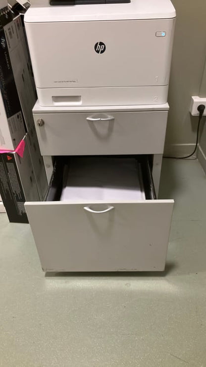 Caisson gris en métal avec roulettes et fermeture à clé