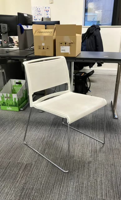 Chaise de cafétéria en métal et résille