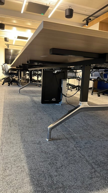 Table de réunion rectangulaire avec accès goulotte et top access