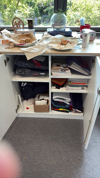 Armoire basse en mélaminé avec portes battantes