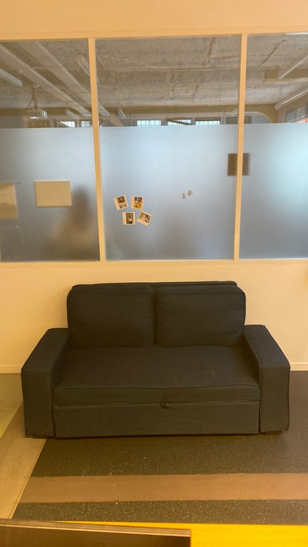 Canapé rectangulaire avec accoudoirs en tissu